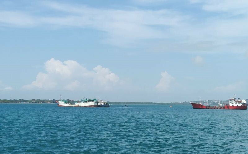 Beberapa kapal berlayar di perairan Selat Badung, Denpasar, Rabu (10/5/2023)